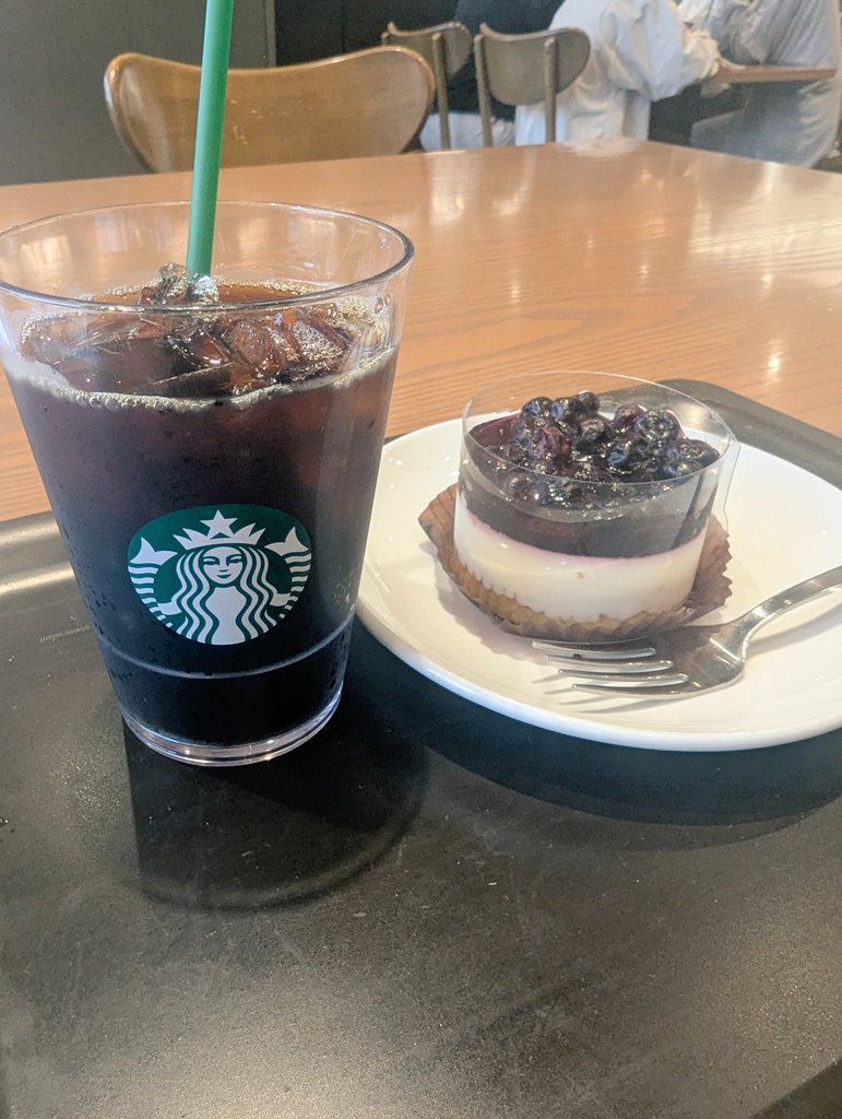 kapi2019SFC's tweet photo. スタバっ🦔🐣
月曜日おはようございます
食べてみたかったブルーベリーレアチーズ
目が良くなりそうたぷーりブルーベリー🫐でした🤗 https://t.co/Usq9TKHVFP