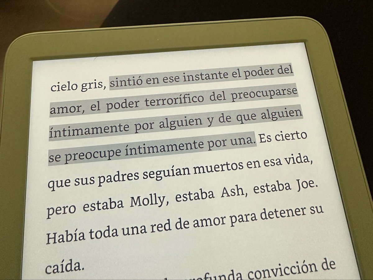 lushutup's tweet photo. Hoy mientras Pablo dormía después de la operación me puse a leer. 
El libro: https://t.co/SfGFenPAHc