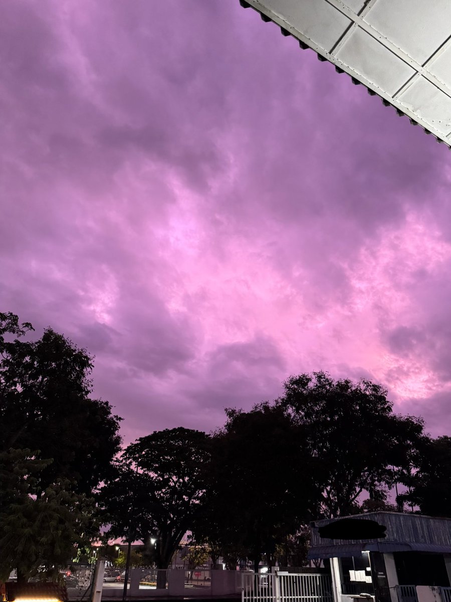 neg_oct's tweet photo. Subhanallah. Cantiknya pagi ni purple2 macam tu💜 https://t.co/FhThqCAMoD