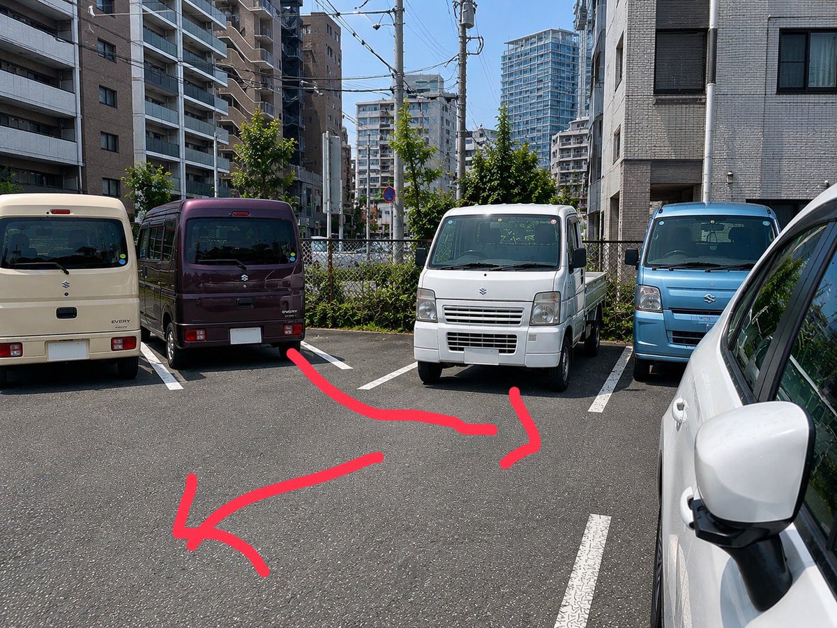 Q0pi0YlbnOtJHJN's tweet photo. せまくて出にくいんやが気をつけるポイント、こうすると出やすいってある？

ちな左からは入れないくらい左の車両にちかい（つω・と）｛ﾁﾗｯ・・・
＃運転を考えよう
＃駐車
＃バック https://t.co/0LwWh7s0YK