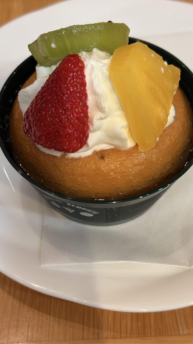 e_katoh's tweet photo. 先週、東京で何気なく飲んだこれ、おいしかったな🍓🍹
果肉の入った飲み物があるとついつい。
あと遠野先生おすすめのサバランもおいしかった💕
外食続きだったので内心ドキドキでしたが、体重変わっていなかったのでホッとしています https://t.co/nNjs55po78