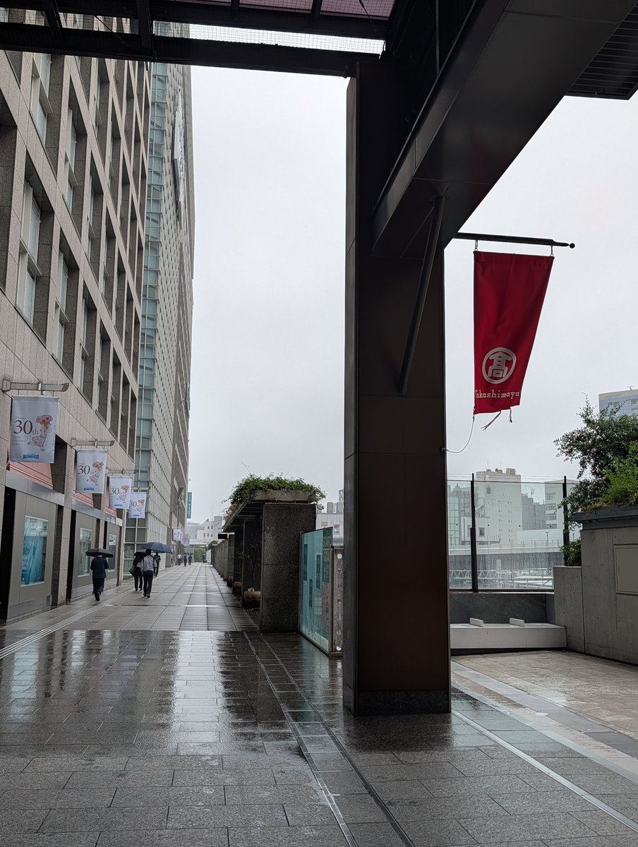 simakata's tweet photo. おはニョキ！新宿☂️
楽しかった誕生日も終わって
現実に戻った月曜日。
今週も頑張ってこーー💪 https://t.co/oNhsqHMYt3