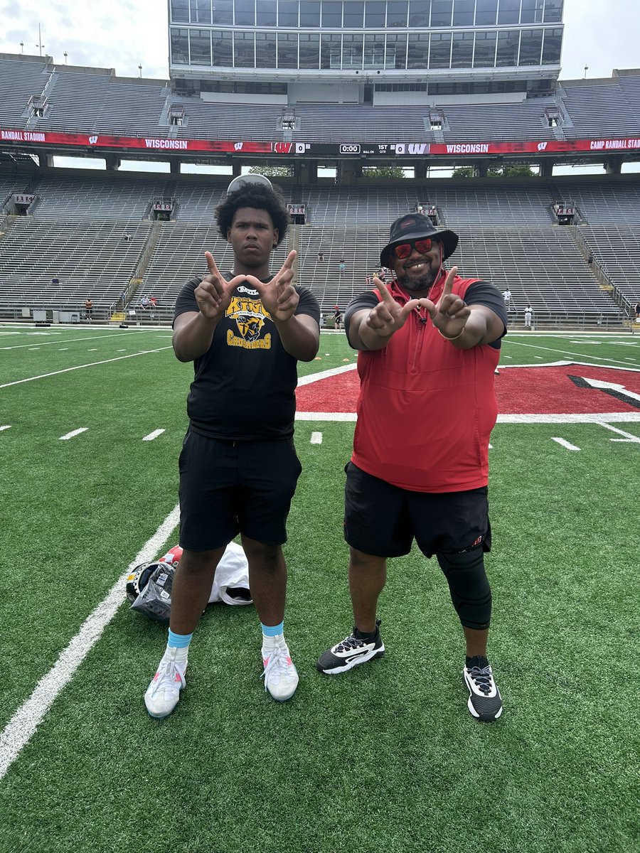 eli5kk_'s tweet photo. After a great camp and a great conversation with coach
@CoachWhit_UW I am blessed to
receive an offer from the University of Wisconsin @CoachFick @AllenTrieu @GregSmithRivals @ChadSimmons
@Evan_Flood @TheD_Zone @MIexposure @TheUCReport @BadgerFootball @247Sports
@On3 @Rivals https://t.co/tWVvtWgNnD