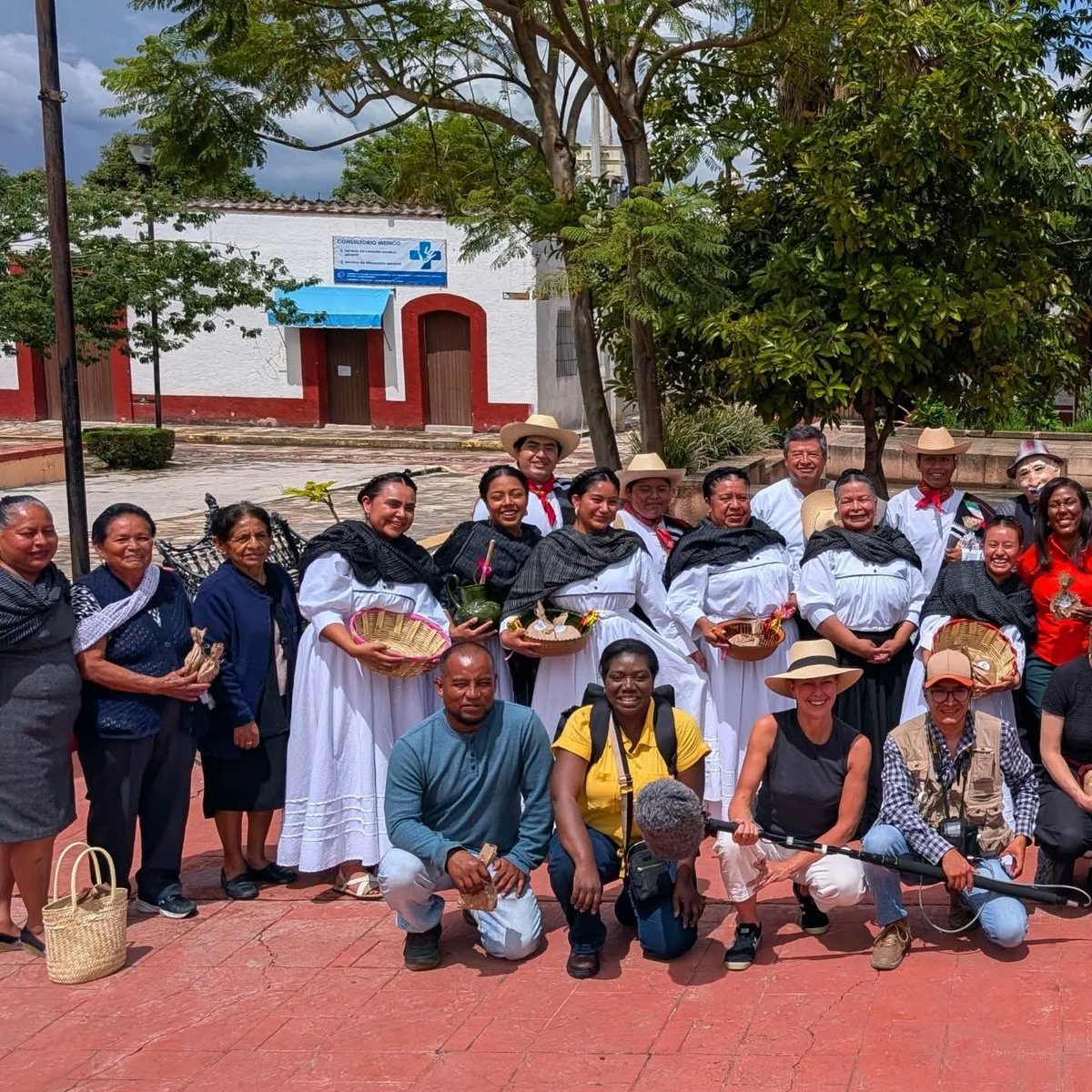 Oaxacanita's tweet photo. ¡Agradecemos a todas las personas que nos acompañaron en la grabación de este fin de semana con el grandioso equipo de TED Fellow! 
¡La Compañía de Danza "Ritmos de mi Tierra" de Tamazulápam del Progreso engalanó esta jornada con su gran presentación! 💃🏽🕺🏽

¡Pronto más! https://t.co/bm3d4tdWoz