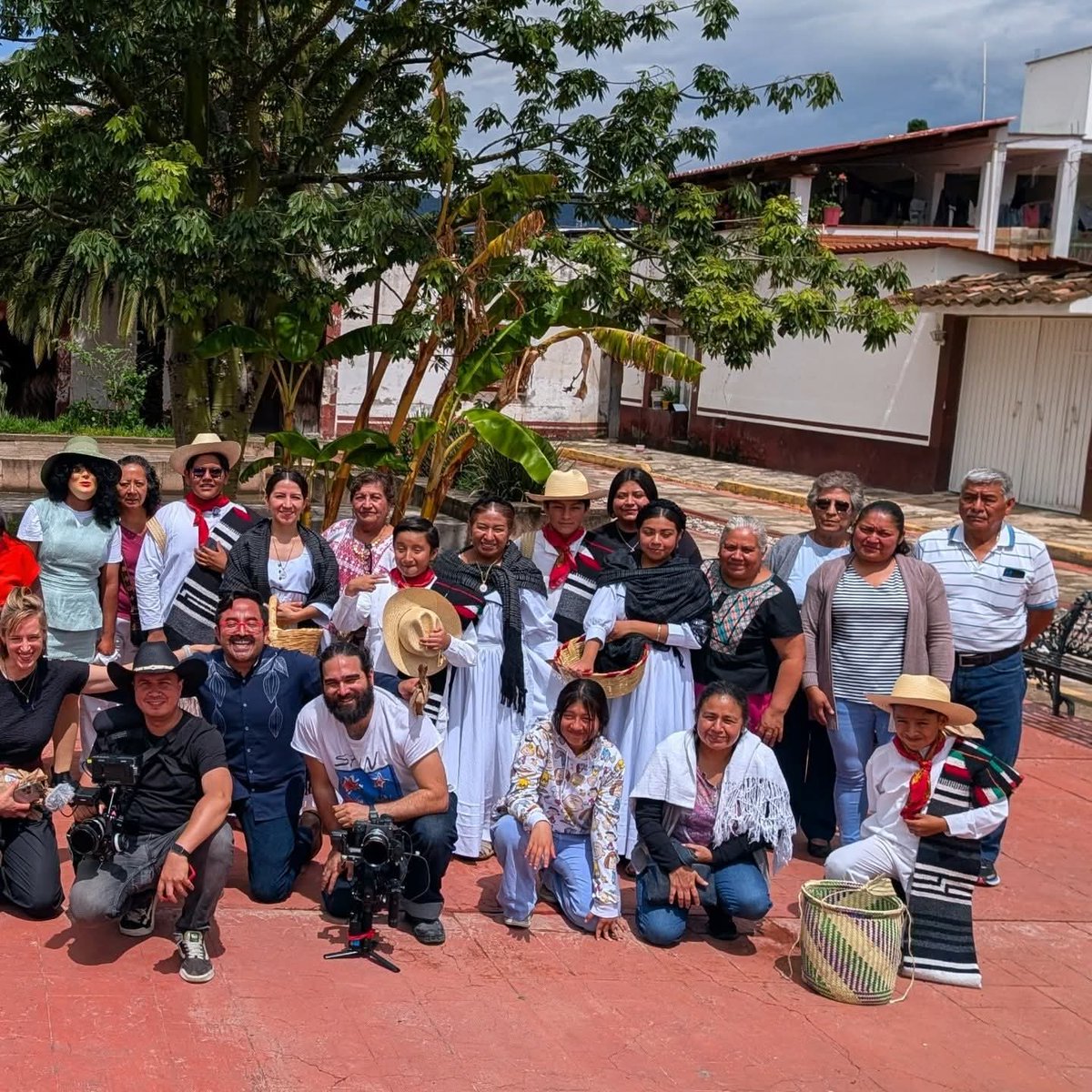 Oaxacanita's tweet photo. ¡Agradecemos a todas las personas que nos acompañaron en la grabación de este fin de semana con el grandioso equipo de TED Fellow! 
¡La Compañía de Danza "Ritmos de mi Tierra" de Tamazulápam del Progreso engalanó esta jornada con su gran presentación! 💃🏽🕺🏽

¡Pronto más! https://t.co/bm3d4tdWoz