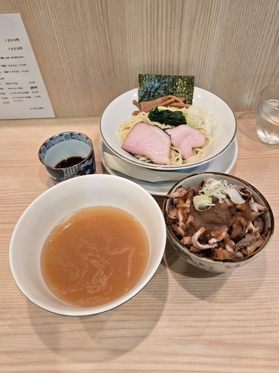 Shitozuka2's tweet photo. らーめん3000@駒込

『つけそば塩』
『チャーシューごはん』

朝から暑かった先日は久しぶりに塩つけ。

貝の旨味も効きキリッと塩味なつけ汁で頂く柔らかかつ喉越し良い旨さの麺。

割りスープで節感交わる〆も堪らない。

あって良かった岩中チャー丼も最高です。

#らーめん3000 #駒込 https://t.co/LIqWabaWxC