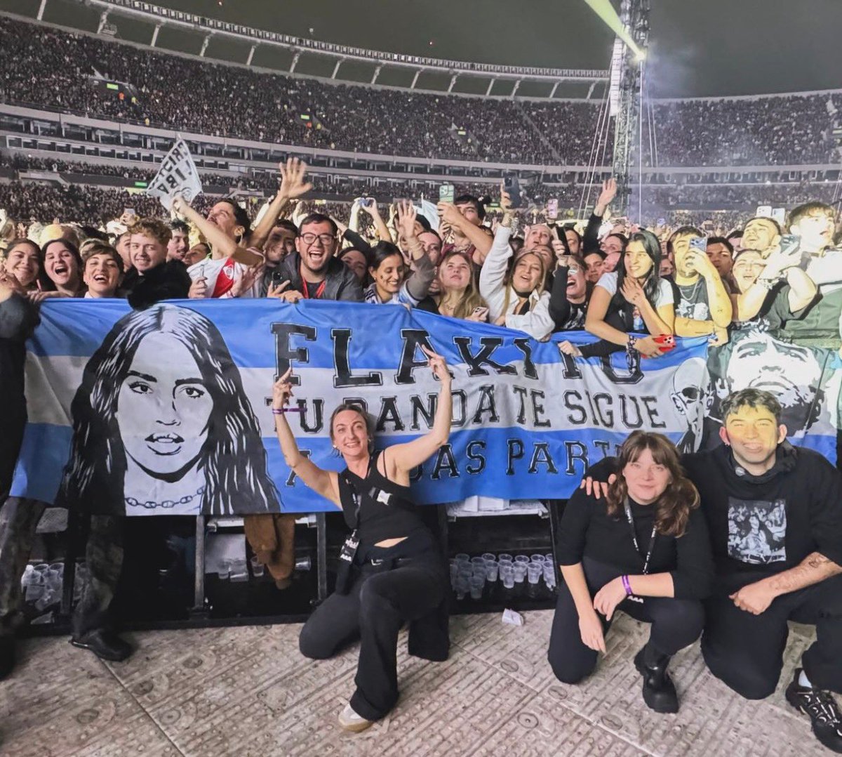 leeknowgat's tweet photo. hay que colgar una bandera de Argentina en la valla así de grande aunque skz este en argentina vamos a meter banderas igual ah https://t.co/3lrKqoiJE5