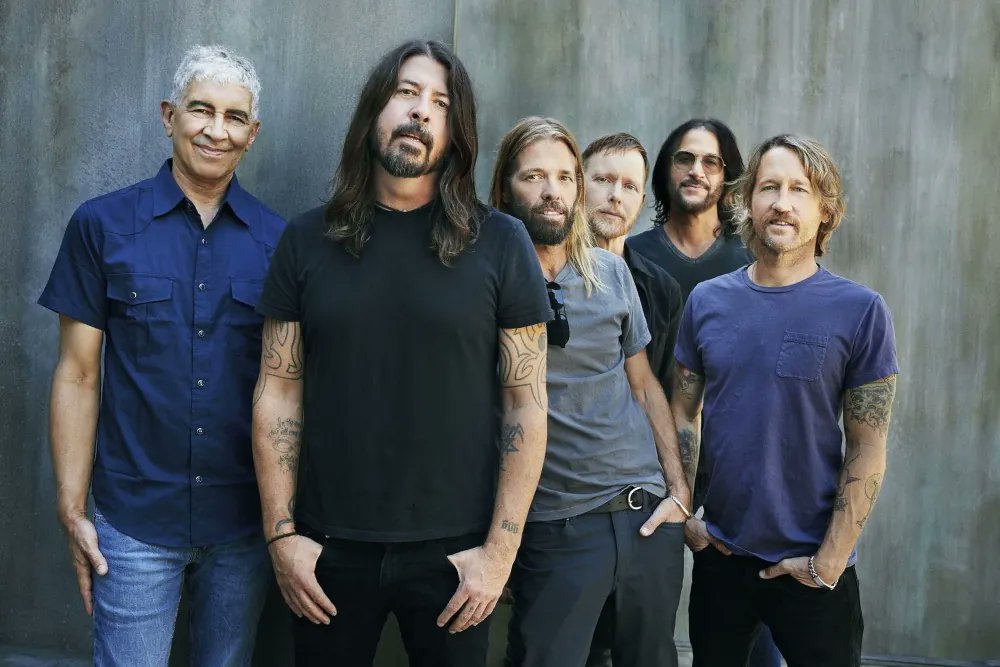 historyrock_'s tweet photo. Everlong by Foo Fighters was released in August 1997 as the second single from the album The Colour and the Shape.

The song was born during one of Dave Grohl’s darkest moments: he was going through a divorce, homeless, and the band was on the verge of breaking up. While recording “Monkey Wrench,” Grohl came up with the main riff. Over Christmas 1996, he wrote the entire lyrics in just 45 minutes, inspired by his new relationship with Louise Post (lead singer of Veruca Salt)

He recorded it in Hollywood with Gil Norton. Louise Post sang the backing vocals and the “doo doo doo” parts over the phone from Chicago. The music video, directed by Michel Gondry, is a surrealist classic in which Grohl appears as Sid Vicious and Taylor Hawkins as Nancy Spungen.

It became one of Foo Fighters’ greatest anthems: they close almost all their concerts with it, the acoustic version is legendary, and it was the last song Taylor Hawkins ever played live. Today, it has surpassed 1.7 billion streams.