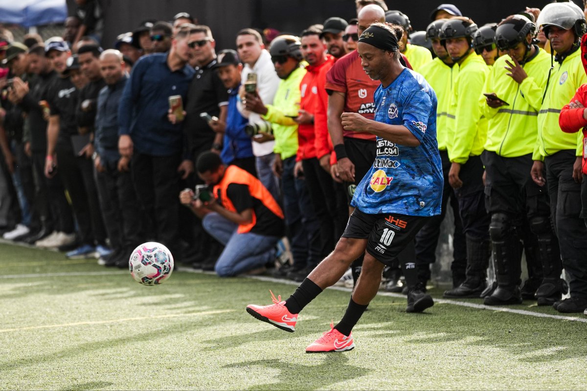 webnotitarde's tweet photo. ⚽🇻🇪 La estrella brasileña Ronaldo de Assis Moreira, conocido como #Ronaldinho, deleitó a los asistentes al Polideportivo Mesuca, ubicado en la populosa zona de #Petare, con un despliegue de buen fútbol en un juego de exhibición de la #LigaMonumental

📸 @mincomunicacion_ve https://t.co/jCQ542J3RP