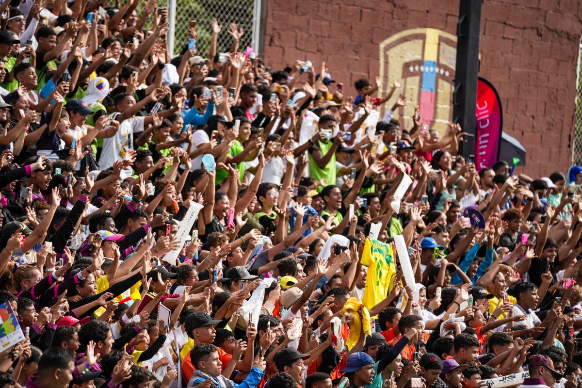 webnotitarde's tweet photo. ⚽🇻🇪 La estrella brasileña Ronaldo de Assis Moreira, conocido como #Ronaldinho, deleitó a los asistentes al Polideportivo Mesuca, ubicado en la populosa zona de #Petare, con un despliegue de buen fútbol en un juego de exhibición de la #LigaMonumental

📸 @mincomunicacion_ve https://t.co/jCQ542J3RP