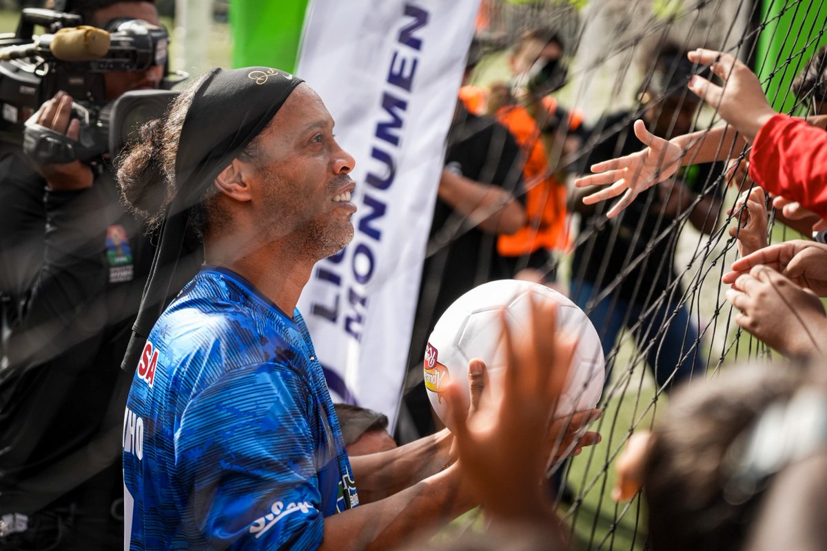 webnotitarde's tweet photo. ⚽🇻🇪 La estrella brasileña Ronaldo de Assis Moreira, conocido como #Ronaldinho, deleitó a los asistentes al Polideportivo Mesuca, ubicado en la populosa zona de #Petare, con un despliegue de buen fútbol en un juego de exhibición de la #LigaMonumental

📸 @mincomunicacion_ve https://t.co/jCQ542J3RP