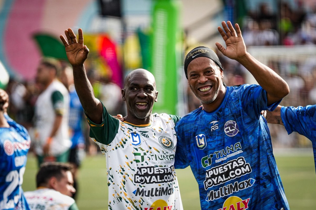webnotitarde's tweet photo. ⚽🇻🇪 La estrella brasileña Ronaldo de Assis Moreira, conocido como #Ronaldinho, deleitó a los asistentes al Polideportivo Mesuca, ubicado en la populosa zona de #Petare, con un despliegue de buen fútbol en un juego de exhibición de la #LigaMonumental

📸 @mincomunicacion_ve https://t.co/jCQ542J3RP