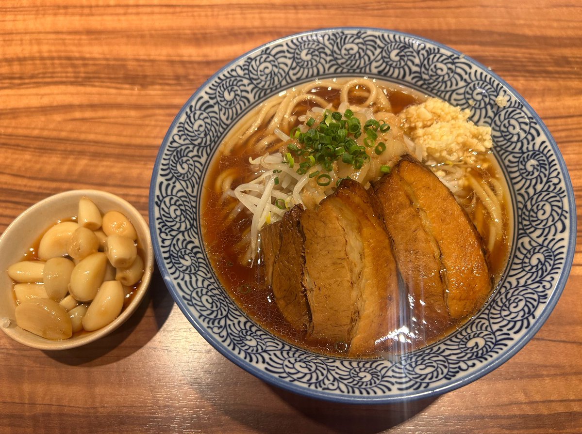 _okuten_'s tweet photo. ラーメン燈郎
あっさりらーめんミニ
漬けニンニク

yoshikiさんとほていちゃん呑み後の〆ラーはあっさりヤサイ少なめで🍜

あっさり用の麺が売り切れで、通常麺で提供していただきましたが、あっさり非乳化スープとも良く合う🤩

腹パンのはずが美味すぎて余裕の完食😁

大満足ごちそうさまでした🙏🏻続 https://t.co/uRmdMU9SMH