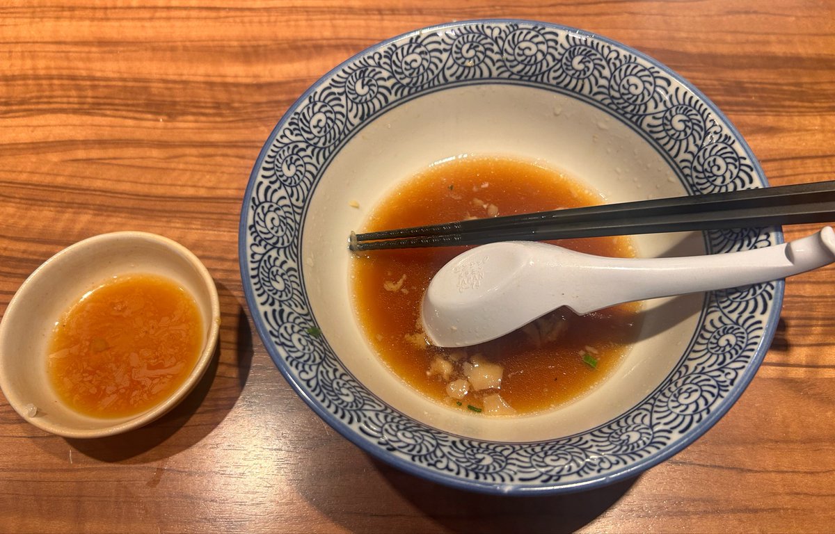 _okuten_'s tweet photo. ラーメン燈郎
あっさりらーめんミニ
漬けニンニク

yoshikiさんとほていちゃん呑み後の〆ラーはあっさりヤサイ少なめで🍜

あっさり用の麺が売り切れで、通常麺で提供していただきましたが、あっさり非乳化スープとも良く合う🤩

腹パンのはずが美味すぎて余裕の完食😁

大満足ごちそうさまでした🙏🏻続 https://t.co/uRmdMU9SMH