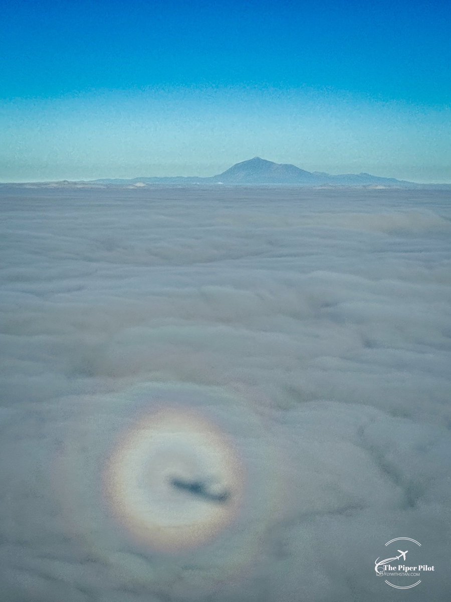 stani320's tweet photo. Brocken spectre 😊🙏🛩️⛅️ #brockenspectre #tenerife #teide #canaries #sky #seaofclouds https://t.co/KjAP3Szeca