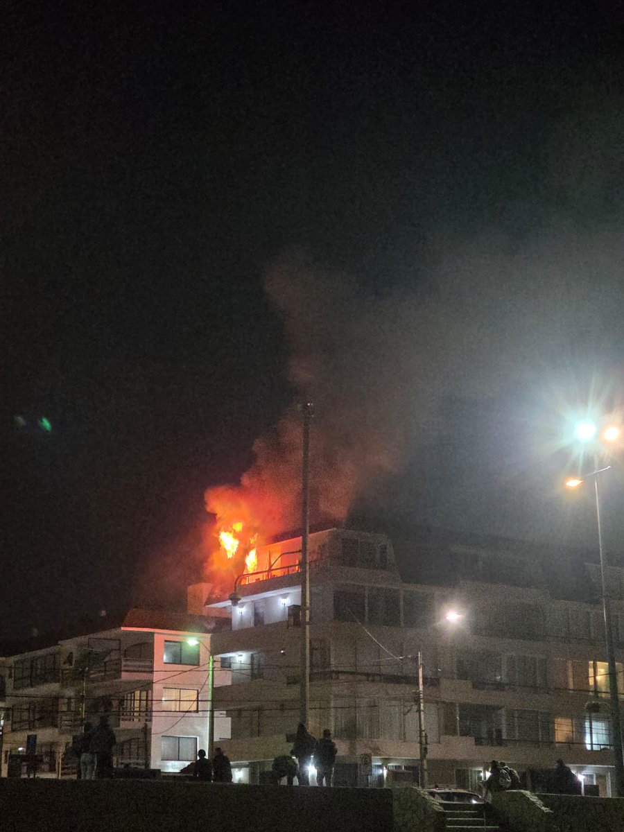 NoticiasValpoEx's tweet photo. #VIÑADELMAR

AHORA| Bomberos de Viña del Mar Trabajan en Incendio Estructural en edificio en Las Gaviotas con Av Ignacio Carrera Pinto, Reñaca.
se procede con Emergencia Declarada. https://t.co/0aDmFgYoVV