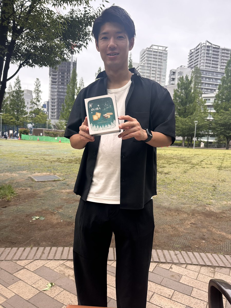 kurohiro10's tweet photo. 少し前に彼と。
香港リーグで優勝&amp;ベストイレブンを受賞したとの事。おめでとう。

お土産には、白い恋人を持ってきてくれてさすがでした🙌 https://t.co/R4nS3ArRoE