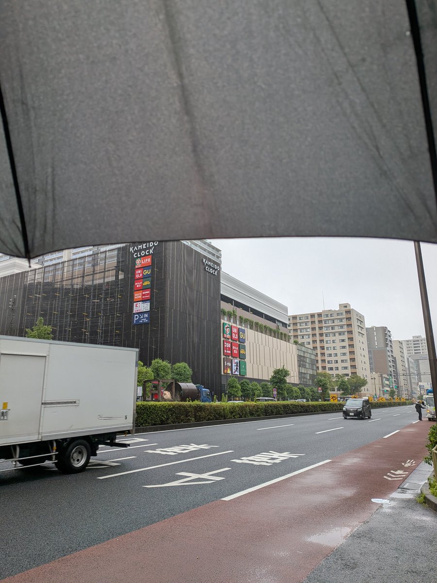 pasiri's tweet photo. 雨だ、関東も梅雨入りしたらしい。

仕事がやりにくくなる季節。

路上駐車、公道に物を置く、公道で荷役

全部違反

法律を守ってコストをかけている会社には申し訳ないけど、それをしないと回らない中小企業です。

水曜日は有給で授業参観！ https://t.co/zk0GhyQIlP