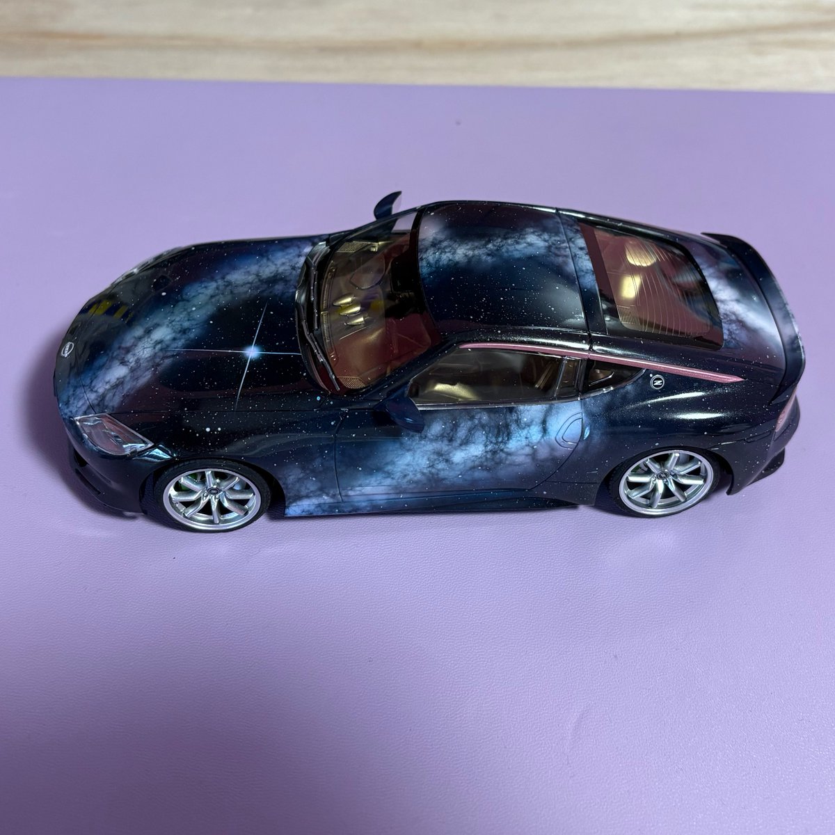 yuri_EzoRosa's tweet photo. フェアレディZ ‼️
できたよ。

宇宙っぽくした（｡･ω･｡）

これは1/24で水転写デカール、
ホイルシール、
窓枠にはビニールっぽいシール
もついている！

楽プラの大きいのホントいい。
接着のミスも無いし
カーモデルのスナップ化は上級者じゃないとなかなかね💦

#アオシマ
#アオシマアンバサダー https://t.co/VJ8IRupDl4