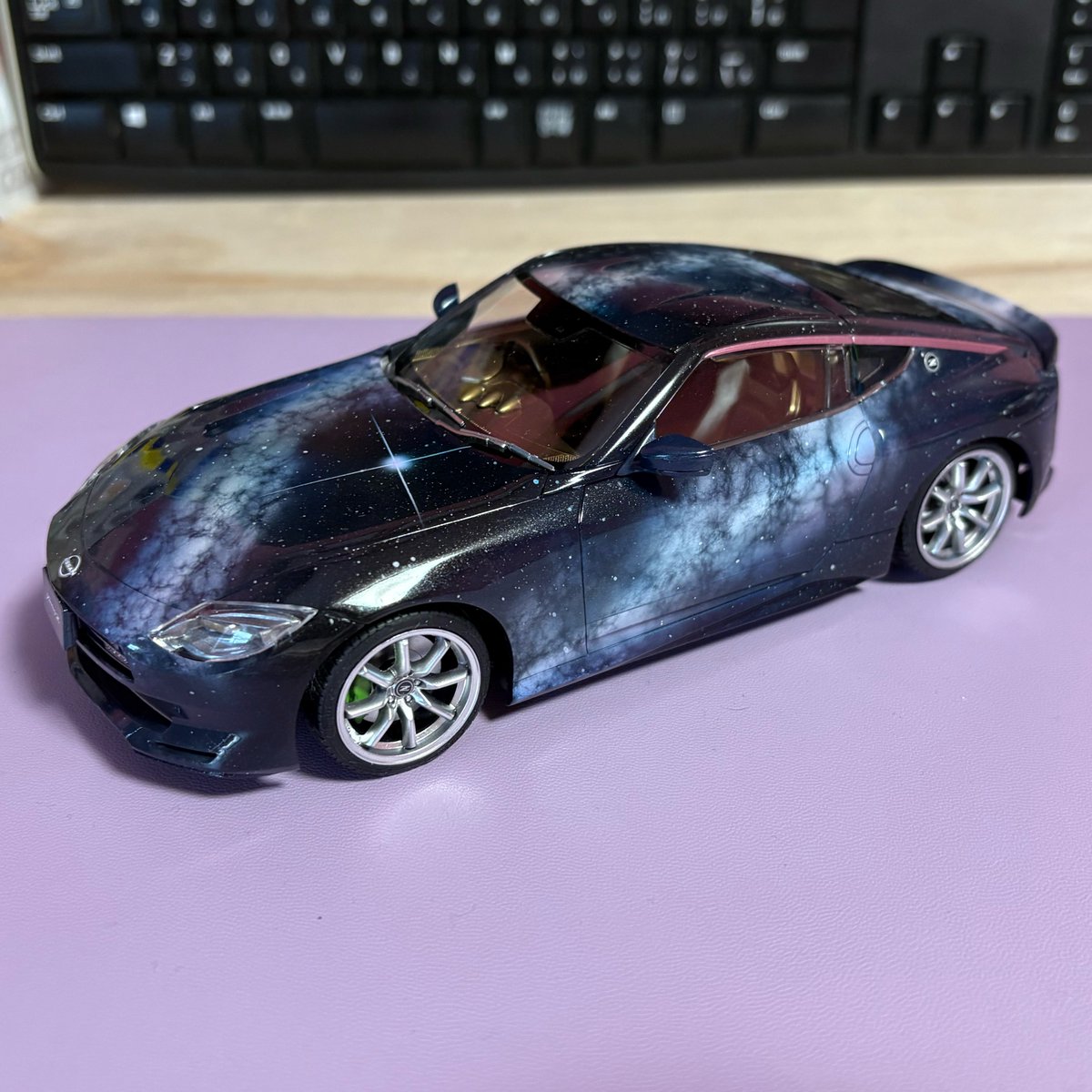 yuri_EzoRosa's tweet photo. フェアレディZ ‼️
できたよ。

宇宙っぽくした（｡･ω･｡）

これは1/24で水転写デカール、
ホイルシール、
窓枠にはビニールっぽいシール
もついている！

楽プラの大きいのホントいい。
接着のミスも無いし
カーモデルのスナップ化は上級者じゃないとなかなかね💦

#アオシマ
#アオシマアンバサダー https://t.co/VJ8IRupDl4
