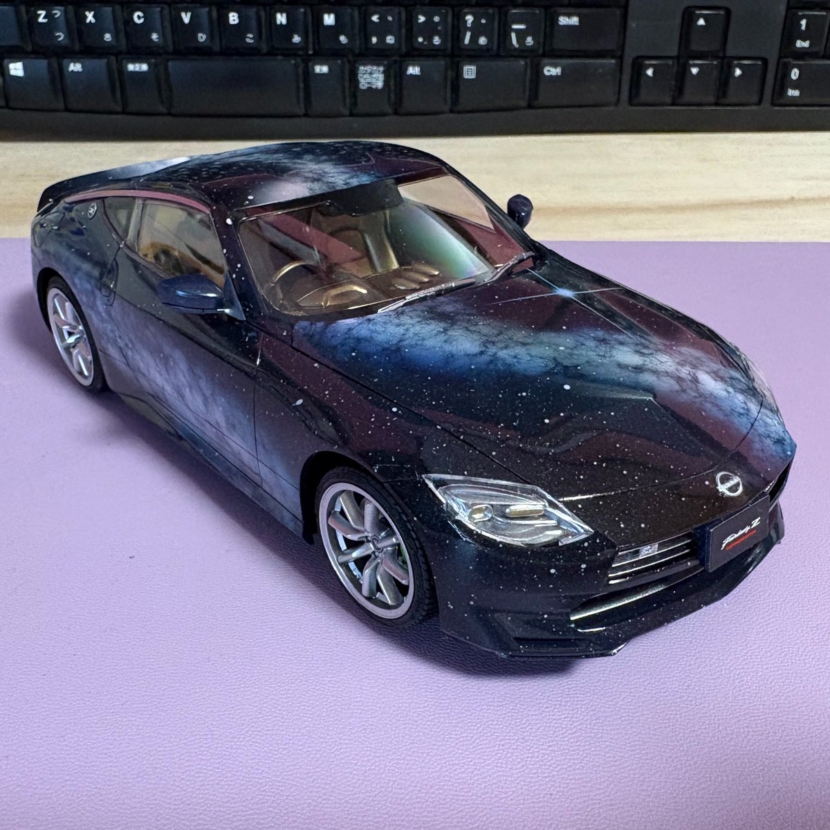 yuri_EzoRosa's tweet photo. フェアレディZ ‼️
できたよ。

宇宙っぽくした（｡･ω･｡）

これは1/24で水転写デカール、
ホイルシール、
窓枠にはビニールっぽいシール
もついている！

楽プラの大きいのホントいい。
接着のミスも無いし
カーモデルのスナップ化は上級者じゃないとなかなかね💦

#アオシマ
#アオシマアンバサダー https://t.co/VJ8IRupDl4