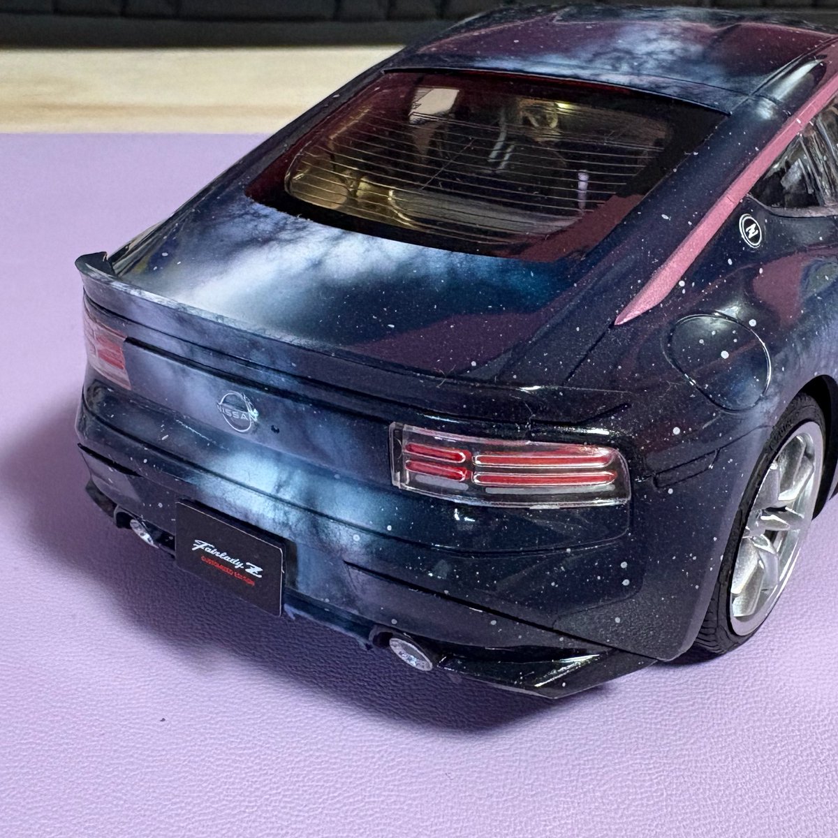 yuri_EzoRosa's tweet photo. フェアレディZ ‼️
できたよ。

宇宙っぽくした（｡･ω･｡）

これは1/24で水転写デカール、
ホイルシール、
窓枠にはビニールっぽいシール
もついている！

楽プラの大きいのホントいい。
接着のミスも無いし
カーモデルのスナップ化は上級者じゃないとなかなかね💦

#アオシマ
#アオシマアンバサダー https://t.co/VJ8IRupDl4