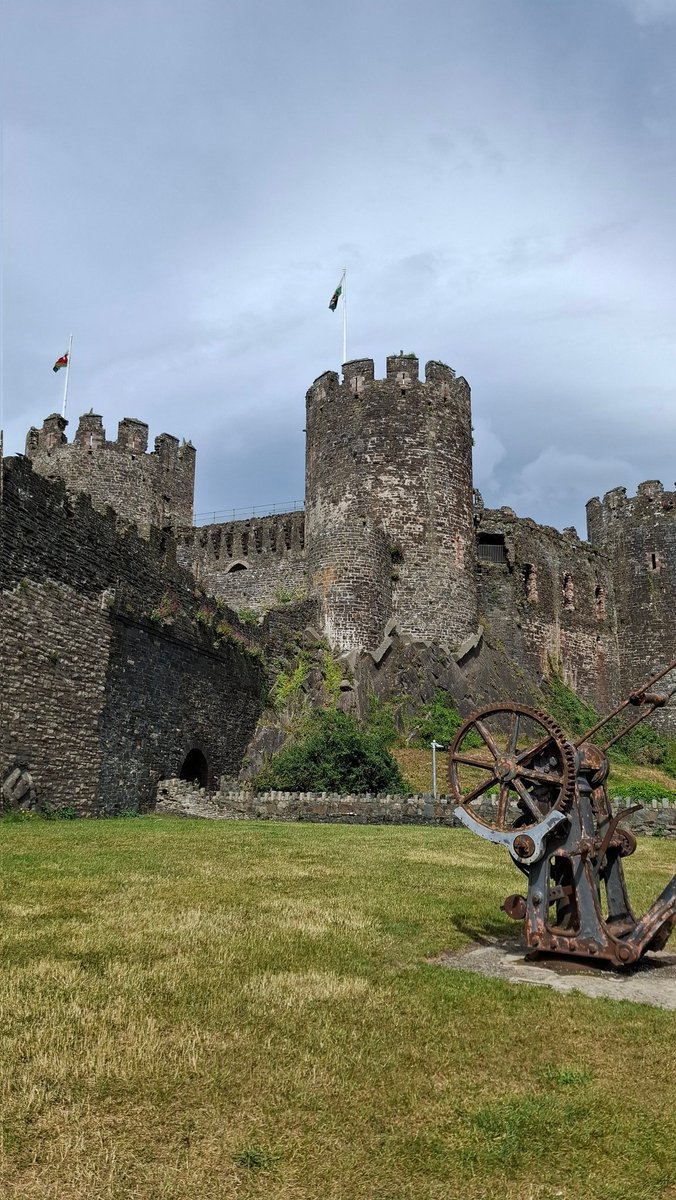 scaredofbones's tweet photo. Also got to revisit my favourite grave in Conwy, and see the castle. https://t.co/vIDrZbfnec