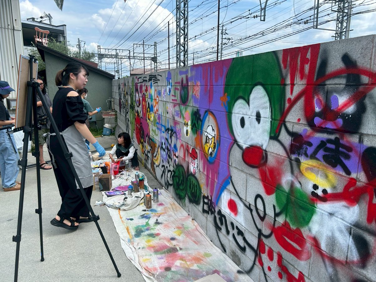 osushimada's tweet photo. ライブペイント以外にも似顔絵や絵画、手作りのものの物販、ベーグルやコーヒーなどたくさんの出店があり賑やかでした。
スプレーやペイントを体験できるワークショップコーナーもありました。
地元の方を中心にたくさんの方が来てくださって嬉しかったです。
ありがとうございます。 https://t.co/mTfvfP32Dp