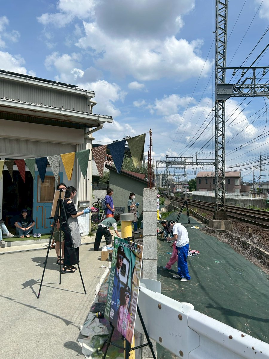 osushimada's tweet photo. ライブペイント以外にも似顔絵や絵画、手作りのものの物販、ベーグルやコーヒーなどたくさんの出店があり賑やかでした。
スプレーやペイントを体験できるワークショップコーナーもありました。
地元の方を中心にたくさんの方が来てくださって嬉しかったです。
ありがとうございます。 https://t.co/mTfvfP32Dp