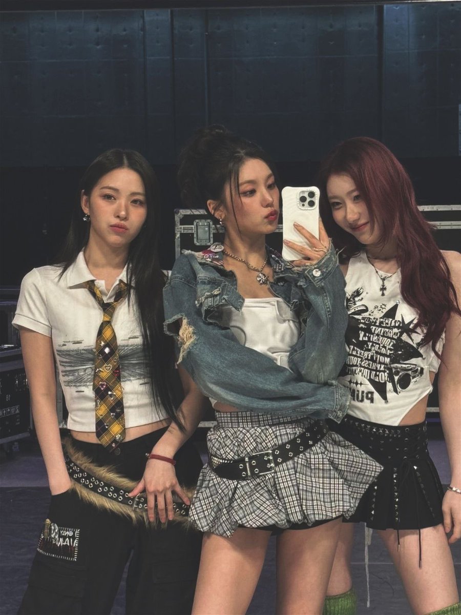 itzyshots's tweet photo. sub-unit debut when?? https://t.co/JrmW0zD7CY