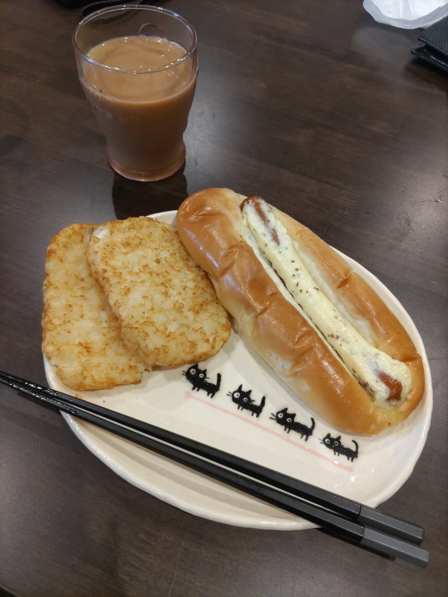 tbox_05's tweet photo. 今日もグロム通勤。

昨晩のごはんが質素だったので、朝からお腹がすいていて、朝食はハッシュポテトとウィンナーパンでハッシュポテトは2枚という貴族のような朝食にしたら、見事に胃もたれ……

20代の胃なら問題ないのだろうが、この老体では全力でモタれかかられた… https://t.co/DiE8bItmL3