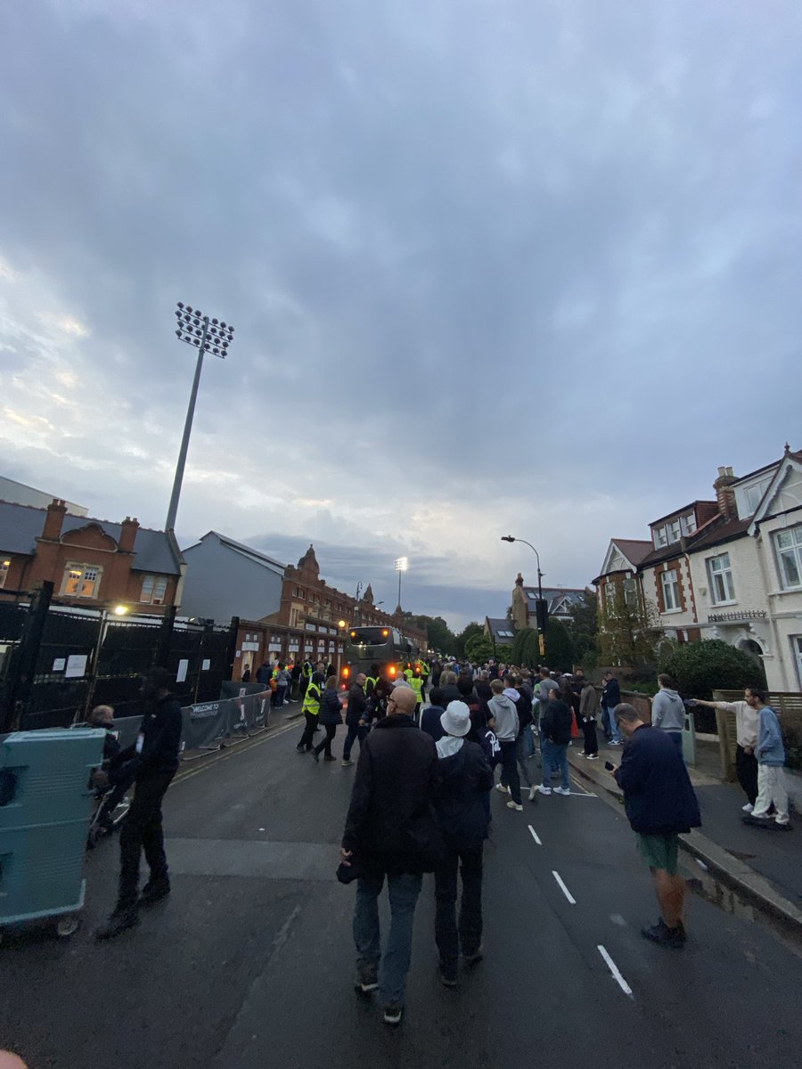 TopBrownHC's tweet photo. @MilanZak6 @imzftbi Not even a Fulham fan but not many other places you have a walk from the tram to the stadium on the river like this, walk up to the pitch like this, and a community next to the ground like this https://t.co/K3aRIh4ApE
