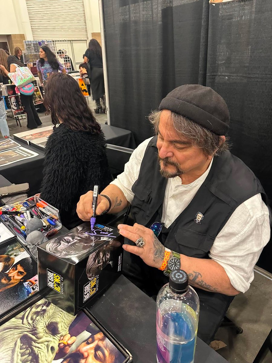 TomSpinaDesigns's tweet photo. Great shot of FX legend @THETomSavini autographing one of his Regal Icons busts at @MONSTERPALOOZA1! Available here: https://t.co/NZ3dNTDxRC @RegalRobot #horror #SpecialFX https://t.co/yJ6f0ctl88