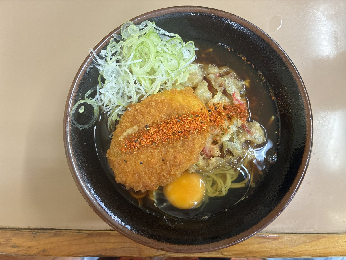 egara's tweet photo. 田端　立喰そば　かしやま
蕎麦で三つ
天玉コロッケ蕎麦　650円
このくらいの気候がいいねぇ
玉子が絡んだコロッケ美味しい😋 https://t.co/OeL3SZnsHU