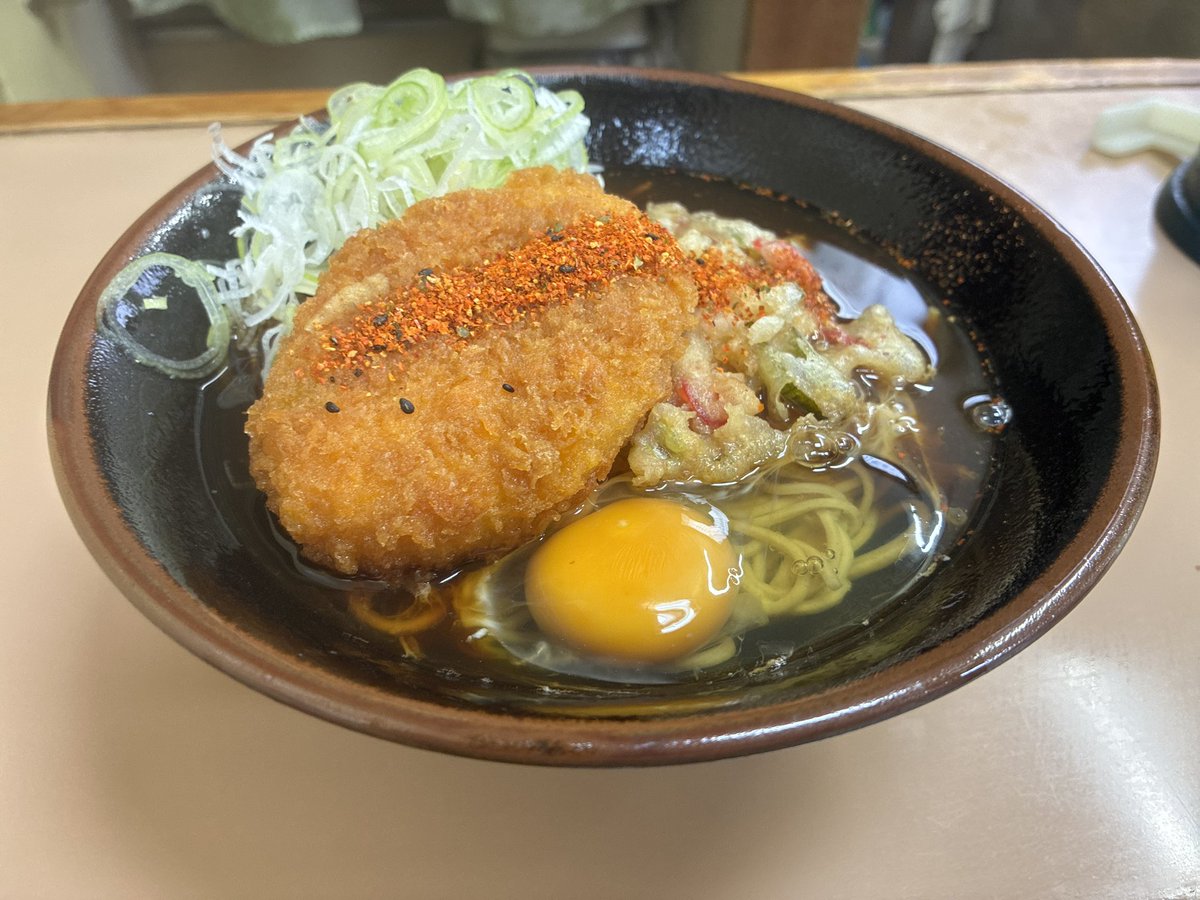 egara's tweet photo. 田端　立喰そば　かしやま
蕎麦で三つ
天玉コロッケ蕎麦　650円
このくらいの気候がいいねぇ
玉子が絡んだコロッケ美味しい😋 https://t.co/OeL3SZnsHU