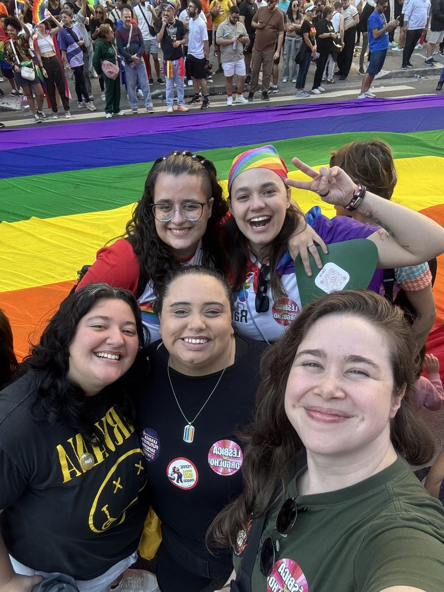 fesicuro's tweet photo. Melhor parada LGBT que já fui PQP https://t.co/absfzJYL8v