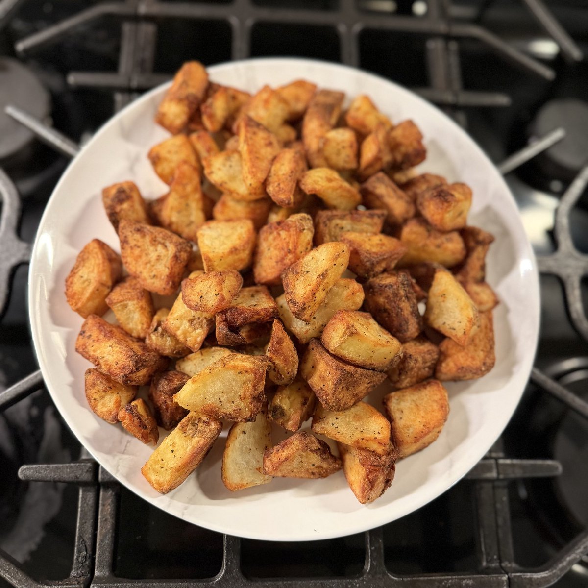 DeanTTraining's tweet photo. Carb sources you should FEAR:

- Chips
- Candy
- Cake 
- Cookies
- Pastries
- Soda 

Carb sources you should consume a BUNCH of:

- Potatoes
- Rice
- Fruit
- Veggies
- Oats

Other Carb sources that can work:

- Bread
- Pasta
- Quinoa
- Beans
- Lentils
- Yogurt
- Milk
- Honey
- Sports Drinks
- Carb Powders

Remember, folks….

Carbs = GREAT training performance

GREAT training performance = GAINS