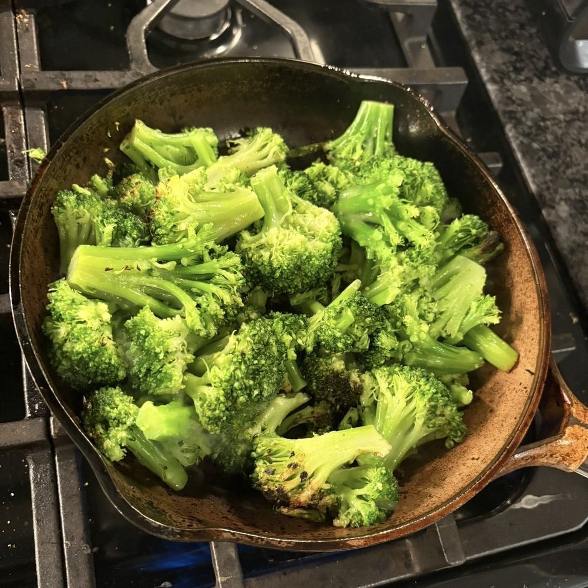 DeanTTraining's tweet photo. Carb sources you should FEAR:

- Chips
- Candy
- Cake 
- Cookies
- Pastries
- Soda 

Carb sources you should consume a BUNCH of:

- Potatoes
- Rice
- Fruit
- Veggies
- Oats

Other Carb sources that can work:

- Bread
- Pasta
- Quinoa
- Beans
- Lentils
- Yogurt
- Milk
- Honey
- Sports Drinks
- Carb Powders

Remember, folks….

Carbs = GREAT training performance

GREAT training performance = GAINS