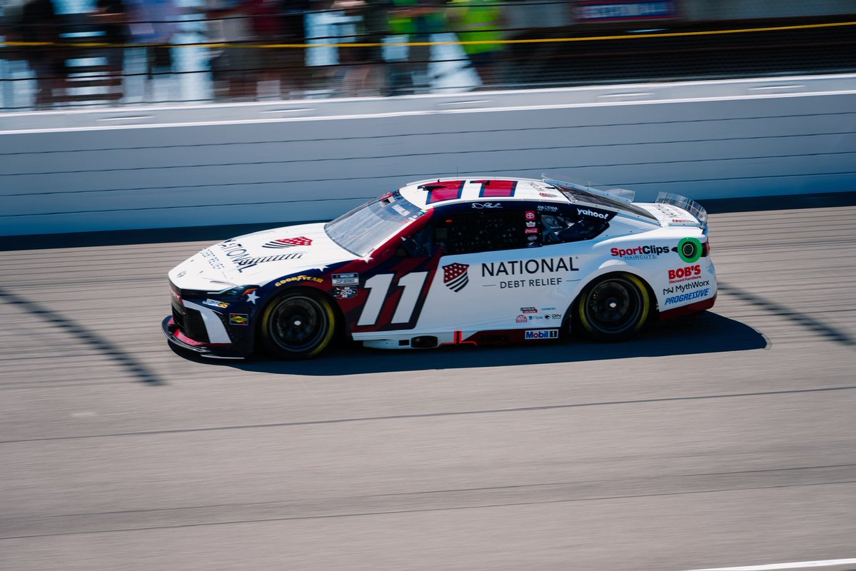 JoeGibbsRacing's tweet photo. .@dennyhamlin PUNCHES WIN NO. 63 @MISpeedway!!!

#TeamToyota | @NtlDebtRelief https://t.co/ggoFOvCcoQ