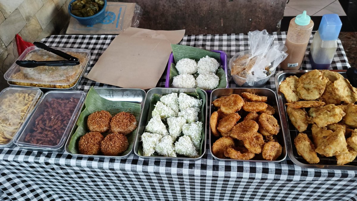 jasukeluhur's tweet photo. Sarapan di Depok. Kebanyakan mixed betawi+sunda. Contohnya ada nasi uduk khas Bandung, tapi pake sambal bumbu kacang. 🤤 https://t.co/Eg5siwsrjC