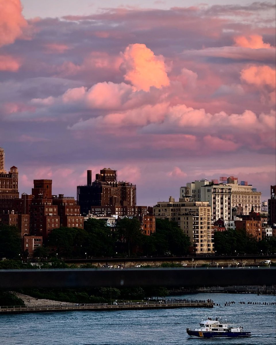 TheSeaportNYC's tweet photo. Downtown sunsets from every angle 🌇 #TheSeaport https://t.co/ouLCEgWvVB