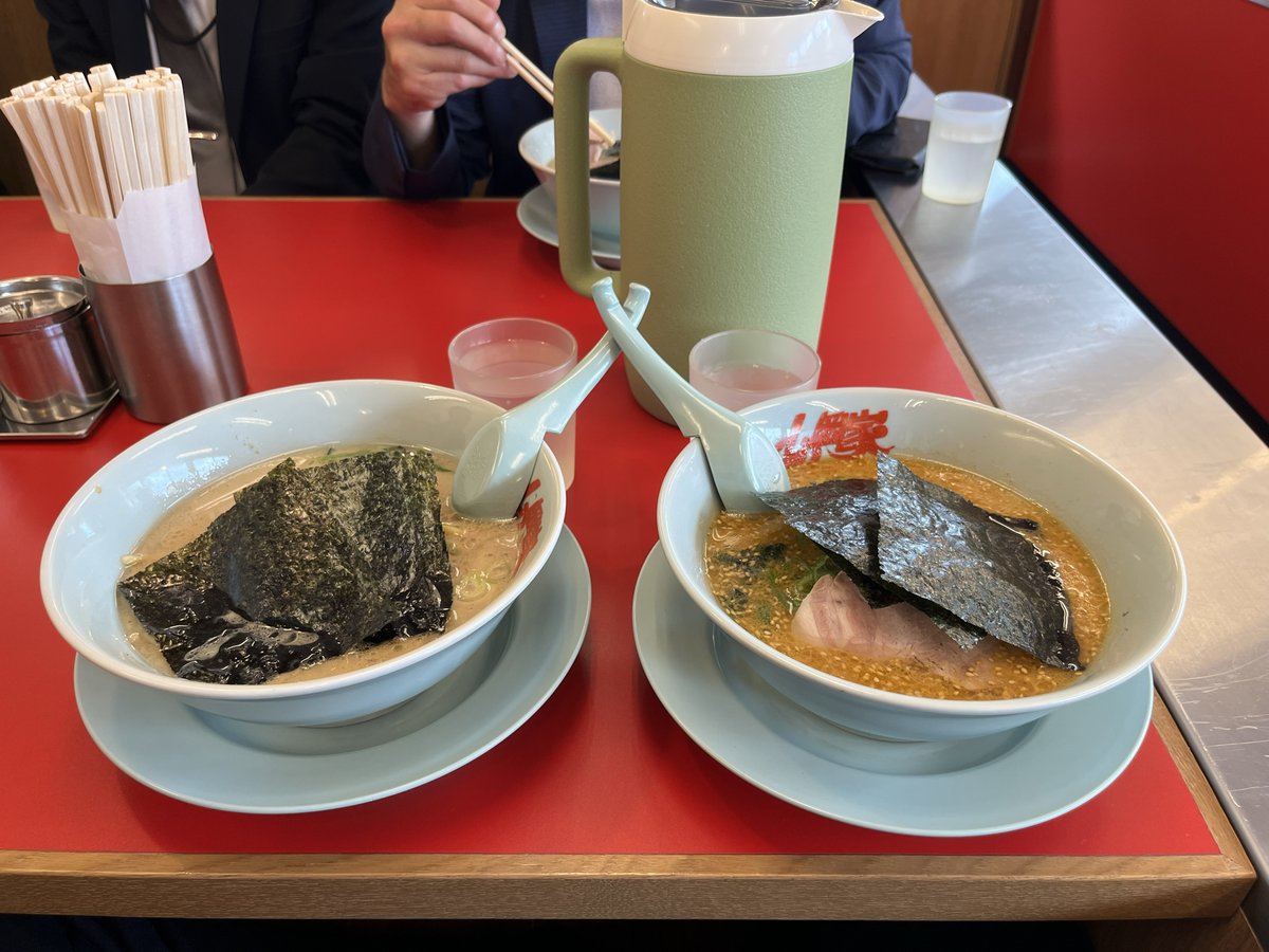 dynam_00260's tweet photo. 先月は大阪出張でしたが、今回は香川です😎
いつも食事の風景が多く、飯テロみたいですが🙏

初日のランチは四国初上陸の ＃山岡家 さんへ✌️
とりあえず、味噌と醤油の食べ比べ🤣
2日目のランチは #一鶴 さんで『ひなとりとむすび』です🙄

では、この後9時開店😊
ご来店お待ちしてます😌

#ダイナム https://t.co/g1CqIKzuf2