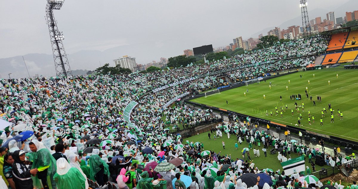JonnySampedro's tweet photo. Las cifras de este entrenamiento y banderazo de @nacionaloficial hoy en el Atanasio me dan por 30.000 personas:
10.000 Sur
16.000 Oriental
4.000 en Norte. 
Mucha, pero mucha gente en los pasillos y partes bajas de las tribunas huyendo de la lluvia y viendo el entreno desde allí. https://t.co/qniPigspOZ