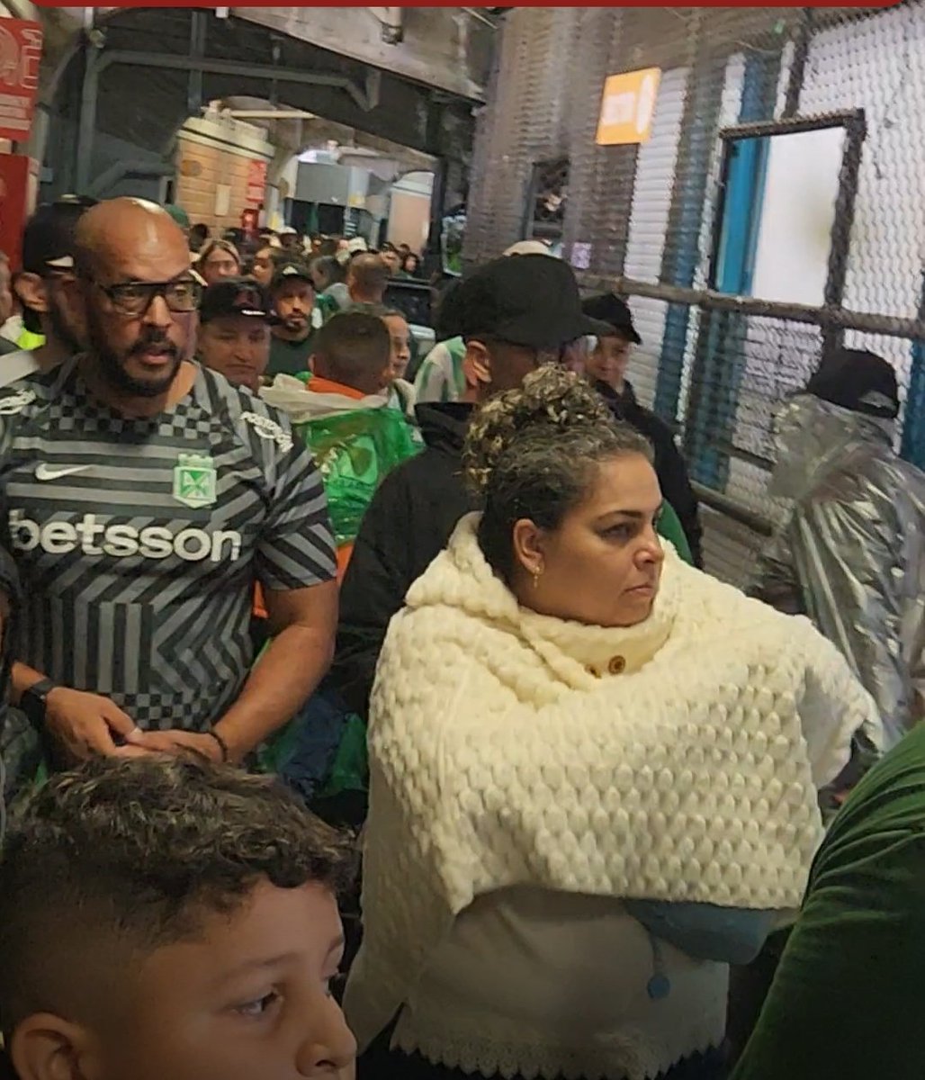 JonnySampedro's tweet photo. Las cifras de este entrenamiento y banderazo de @nacionaloficial hoy en el Atanasio me dan por 30.000 personas:
10.000 Sur
16.000 Oriental
4.000 en Norte. 
Mucha, pero mucha gente en los pasillos y partes bajas de las tribunas huyendo de la lluvia y viendo el entreno desde allí. https://t.co/qniPigspOZ