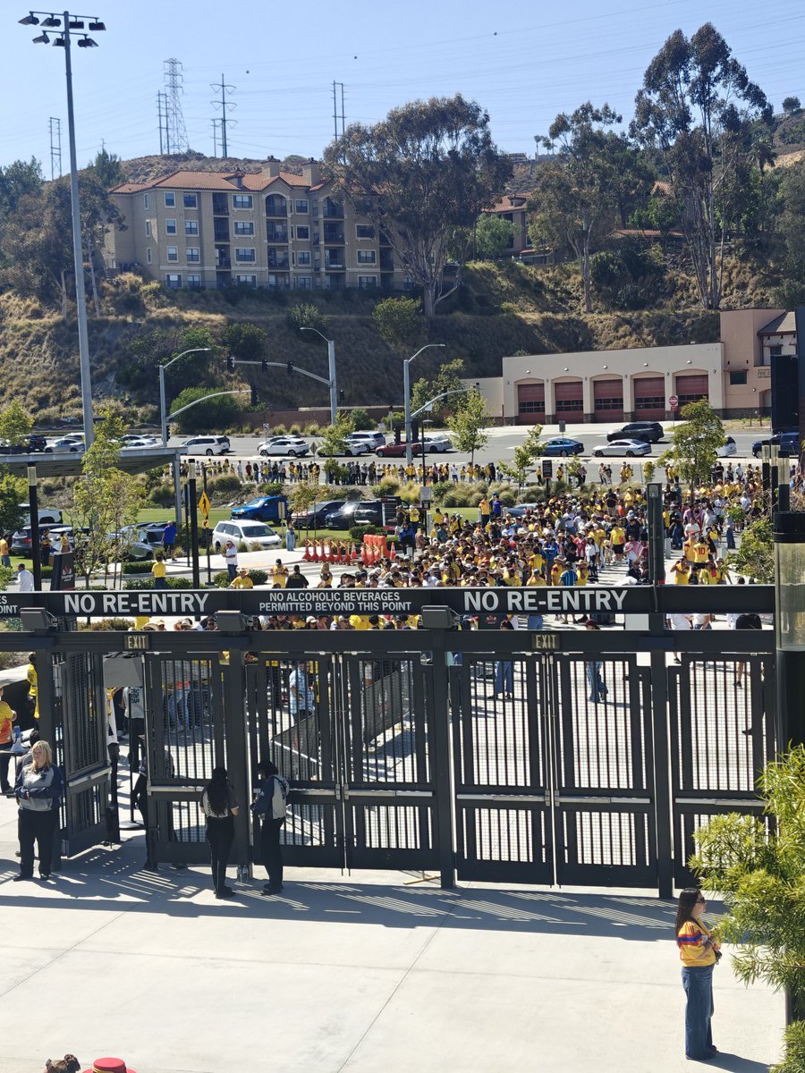 sdutzeigler's tweet photo. Stadium staff completely overwhelmed with large crowd to see Colombia vs Jordan World Cup tune-up at Snapdragon. This is the line to get in ... 5 minutes before kickoff. https://t.co/LhPpBajunq