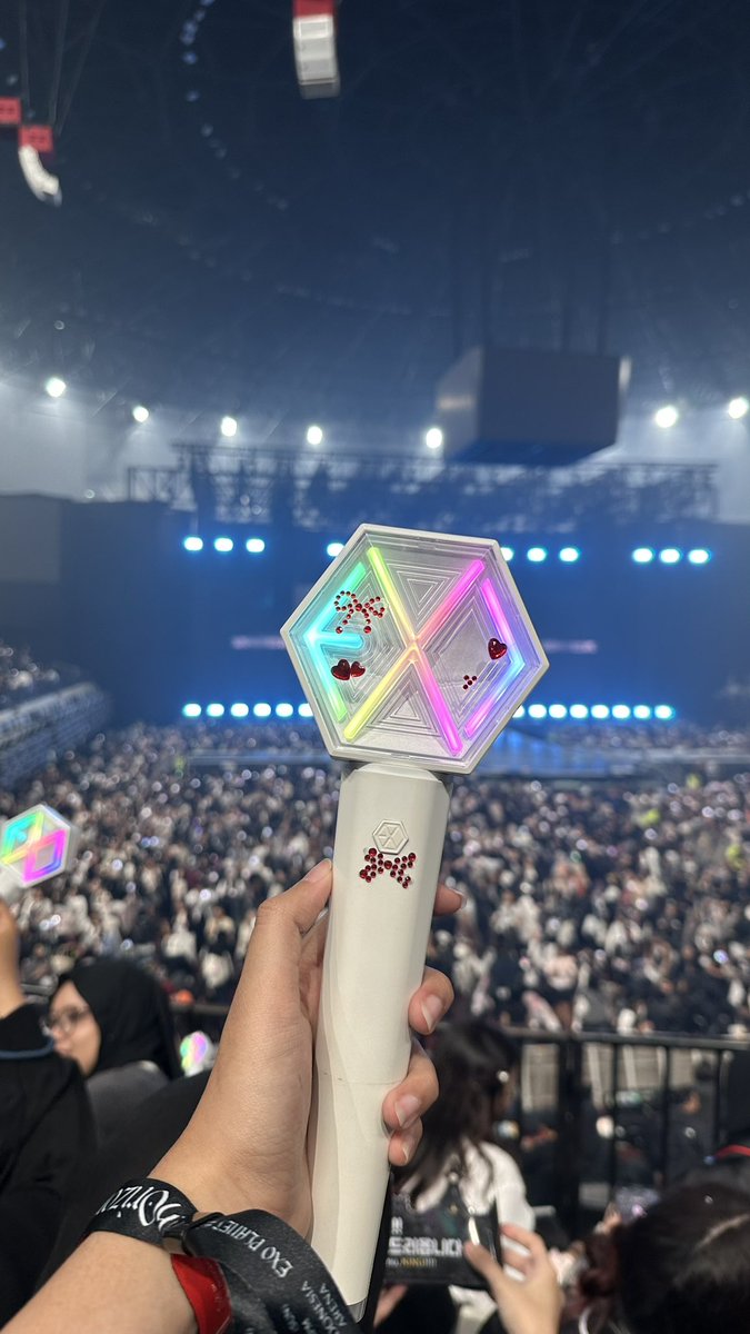 wikipidiyak's tweet photo. Makasih banget Ya Allah. Wishlist 10th lalu kesampaian juga. Masih gak nyangka dapet tiket hasil sendiri, bisa liat mereka secara langsung. ❤️ https://t.co/XCEZGEhk31