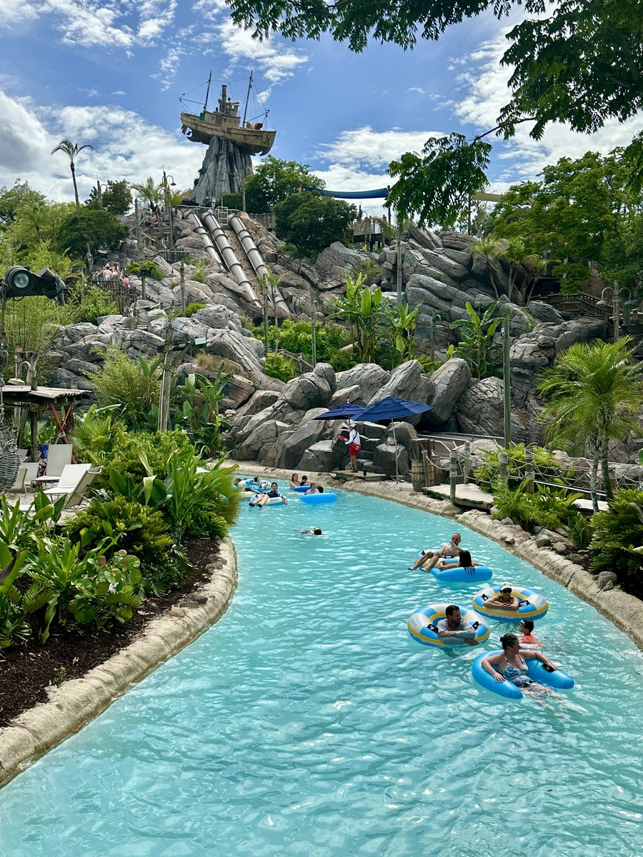 mekovalentino's tweet photo. Back at Walt Disney World and officially kicking off the Disney magic adventure in the BEST way possible at Typhoon Lagoon! @DisneyParks @WaltDisneyWorld @DisneyStyle 🌊☀️🐚💦
#typhoonlagoon #disneyworld #disneyparks #disneybound #donaldduck https://t.co/wh1HPV3Rg1