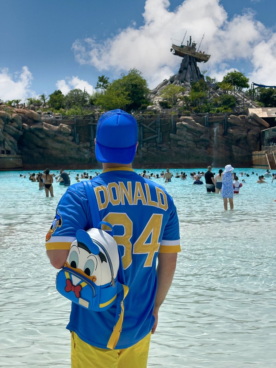 mekovalentino's tweet photo. Back at Walt Disney World and officially kicking off the Disney magic adventure in the BEST way possible at Typhoon Lagoon! @DisneyParks @WaltDisneyWorld @DisneyStyle 🌊☀️🐚💦
#typhoonlagoon #disneyworld #disneyparks #disneybound #donaldduck https://t.co/wh1HPV3Rg1