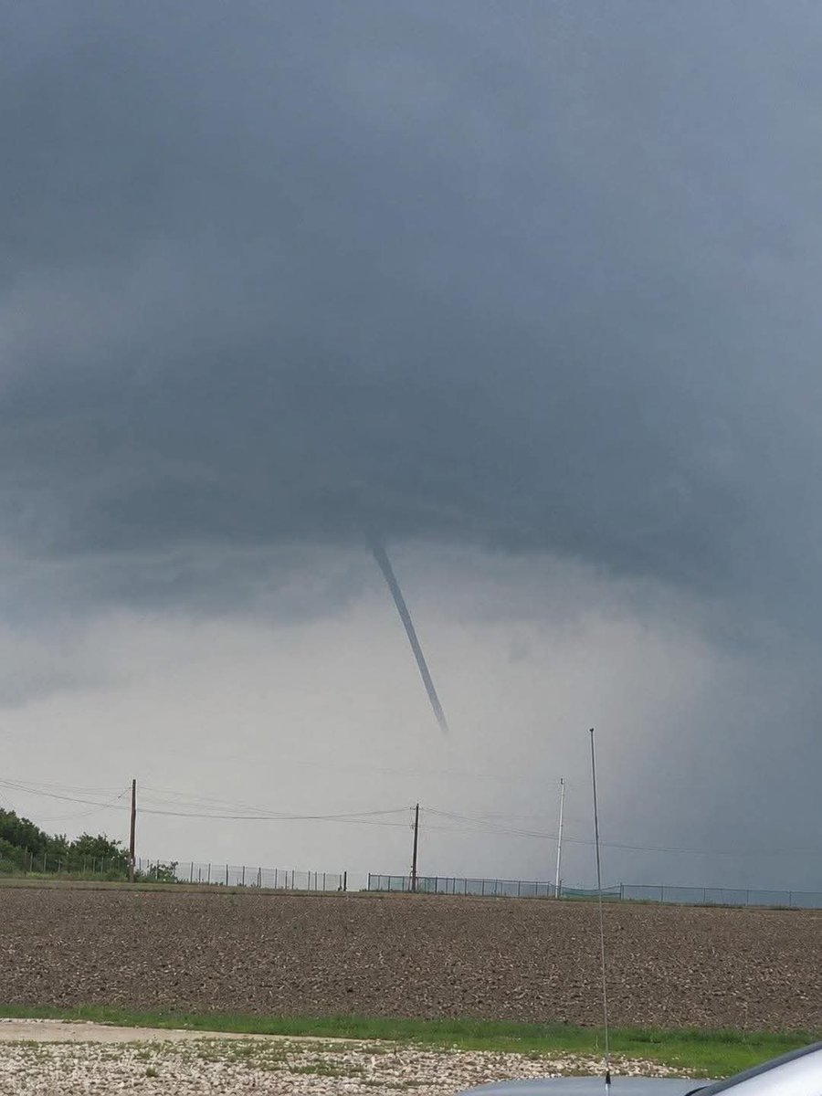 ElStandardDeTam's tweet photo. #Tamaulipas
ALERTA EN GONZÁLEZ: REPORTAN NUBE EMBUDO Y POSIBLE TORNADO EN COLONIA MENONITA

#Gonzalez . Hace unos momentos, habitantes de la colonia Menonita,reportaron la presencia de una nube embudo, e incluso un posible tornado de pequeña escala, fenómeno que logró ser captado a la distancia generando preocupación entre la población.
Cc #CdVictoria