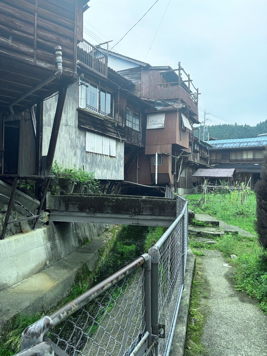 otyagahi's tweet photo. 筋骨作りの路地裏
男心をワクワクさせる道になってました🫶
こうゆう風景…ｽｷｯ
サイレントヒルfのイメージにもなったとか👻 https://t.co/cv5nLj80H8